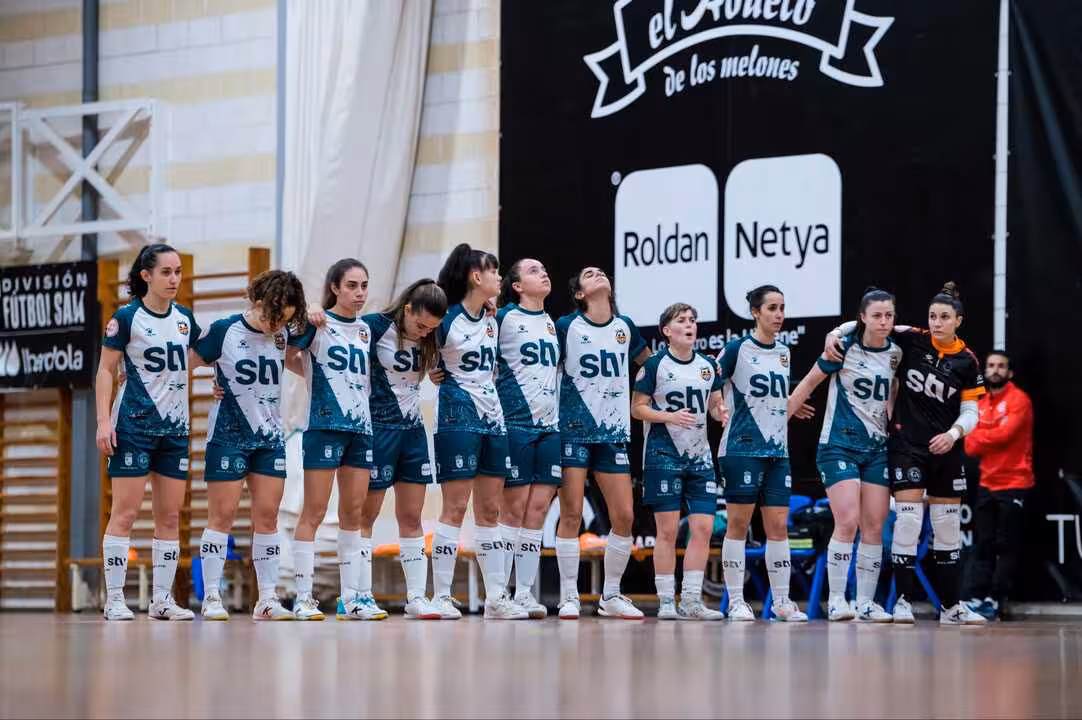 Las jugadoras del equipo pachequero, concentradas durante la tanda de penaltis/Foto: STV ROLD&Aacute;N