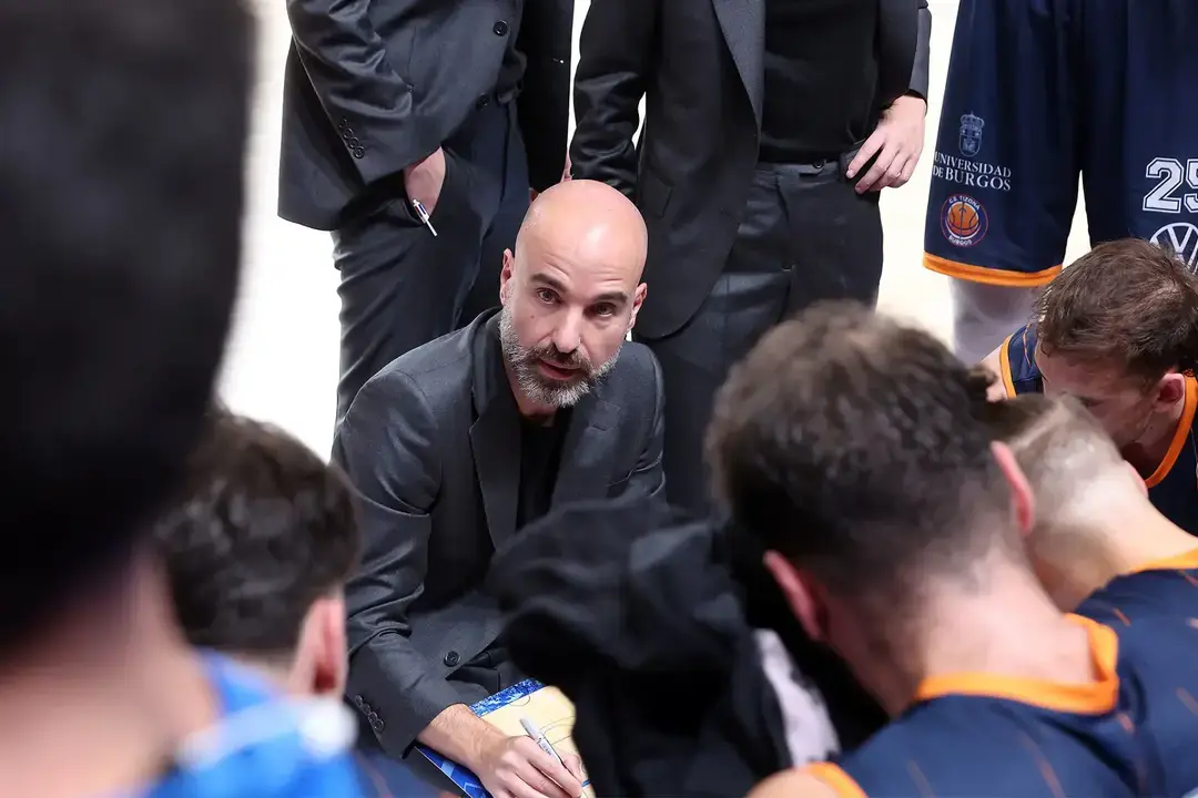 Jordi Juste dirigiendo al equipo burgal&eacute;s en un encuentro de esta temporada/Foto: GRUPO URETA TIZONA BURGOS