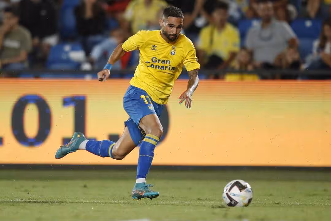 Benito Ram&iacute;rez con la el&aacute;stica del conjunto canario/Foto: UD LAS PALMAS