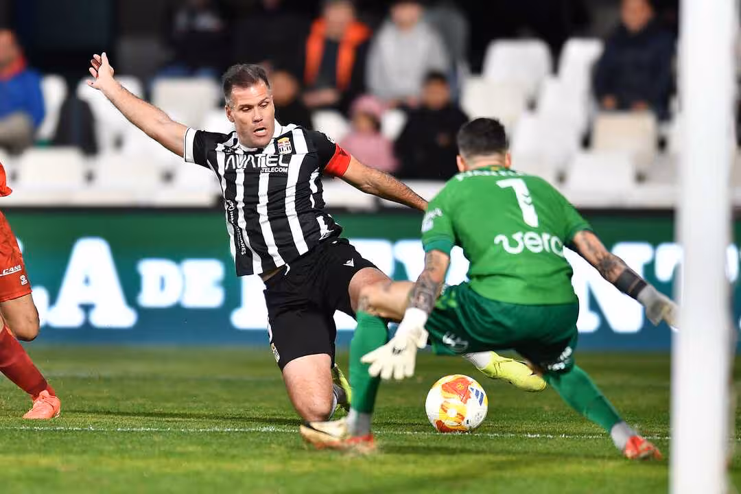 Ortu&ntilde;o pelea por un bal&oacute;n en la primera parte ante el Europa, poco antes de caer lesionado/Foto: FC CARTAGENA