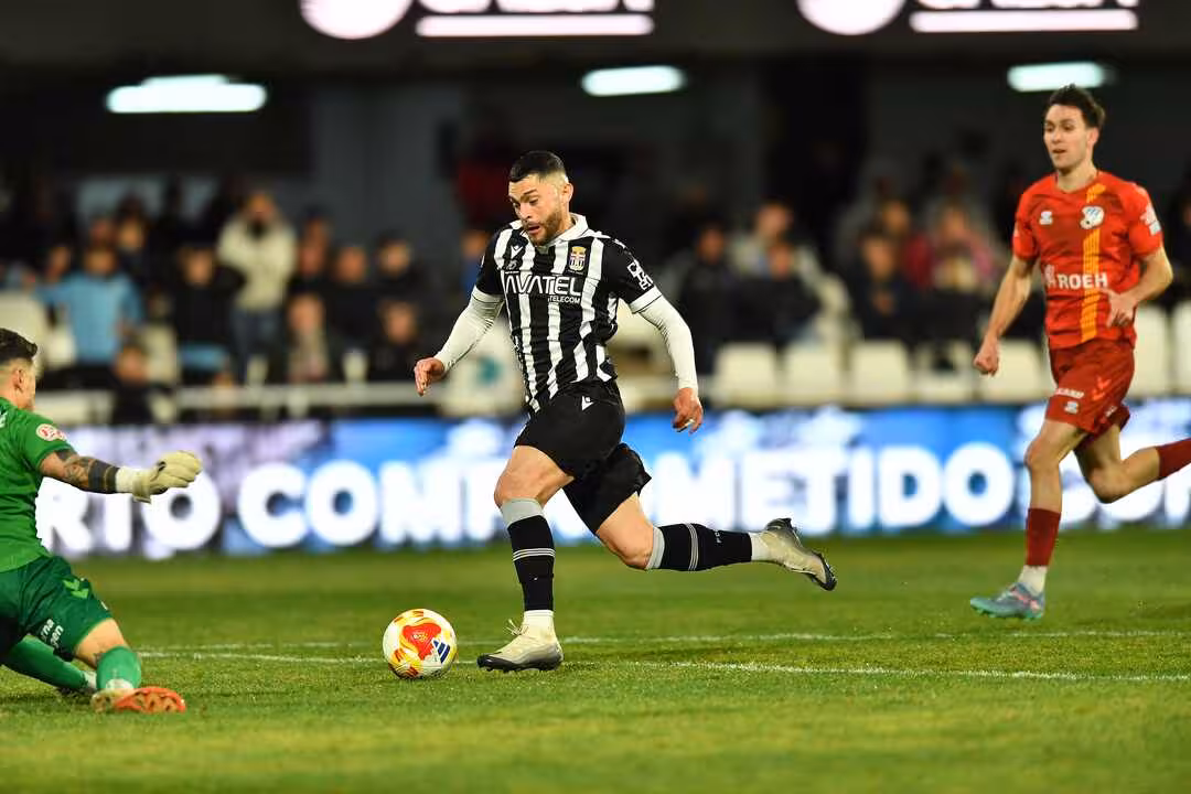 Rahmani en el momento de anotar uno de los dos goles que consigui&oacute; en la tarde de este s&aacute;bado/Foto: FCC