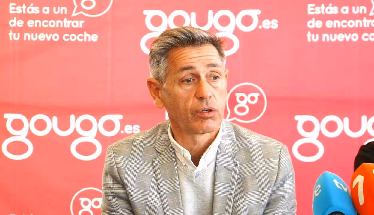 V&iacute;ctor Alonso habla este martes tras la presentaci&oacute;n oficial de Jean Jules y Rahmani/Foto: FCC