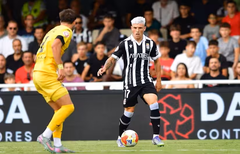 Kevin S&aacute;nchez conduce un esf&eacute;rico en el encuentro de la primera vuelta que se sald&oacute; con victoria albinegra en casa/Foto: FC CARTAGENA