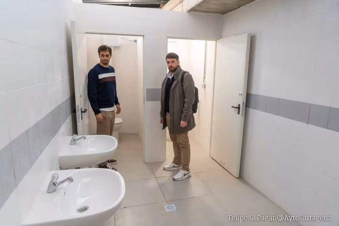 Imagen de la renovaci&oacute;n de los aseos, con Arribas a la izda y el concejal de Deportes, Jos&eacute; Mart&iacute;nez a la dcha/Foto: CARTAGENA.ES