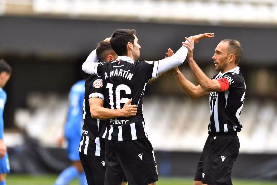 El empate ante el &Aacute;guilas sirve para que el equipo albinegro coja algo m&aacute;s de rodaje con Guill&eacute;n en el banquillo/Foto: FCC