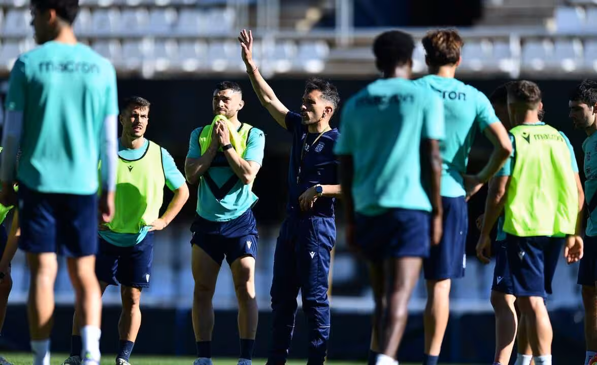 Ra&uacute;l Guill&eacute;n en el centro de la imagen dirigiendo un entrenamiento en el Cartagonova esta semana/Foto: FC CARTAGENA