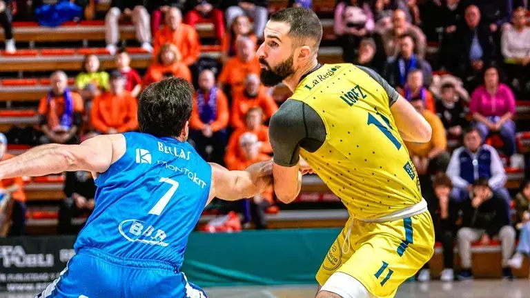 Javi L&oacute;pez (dcha) juega un bal&oacute;n en un encuentro con el conjunto gallego/Foto: AGENCIA LOF