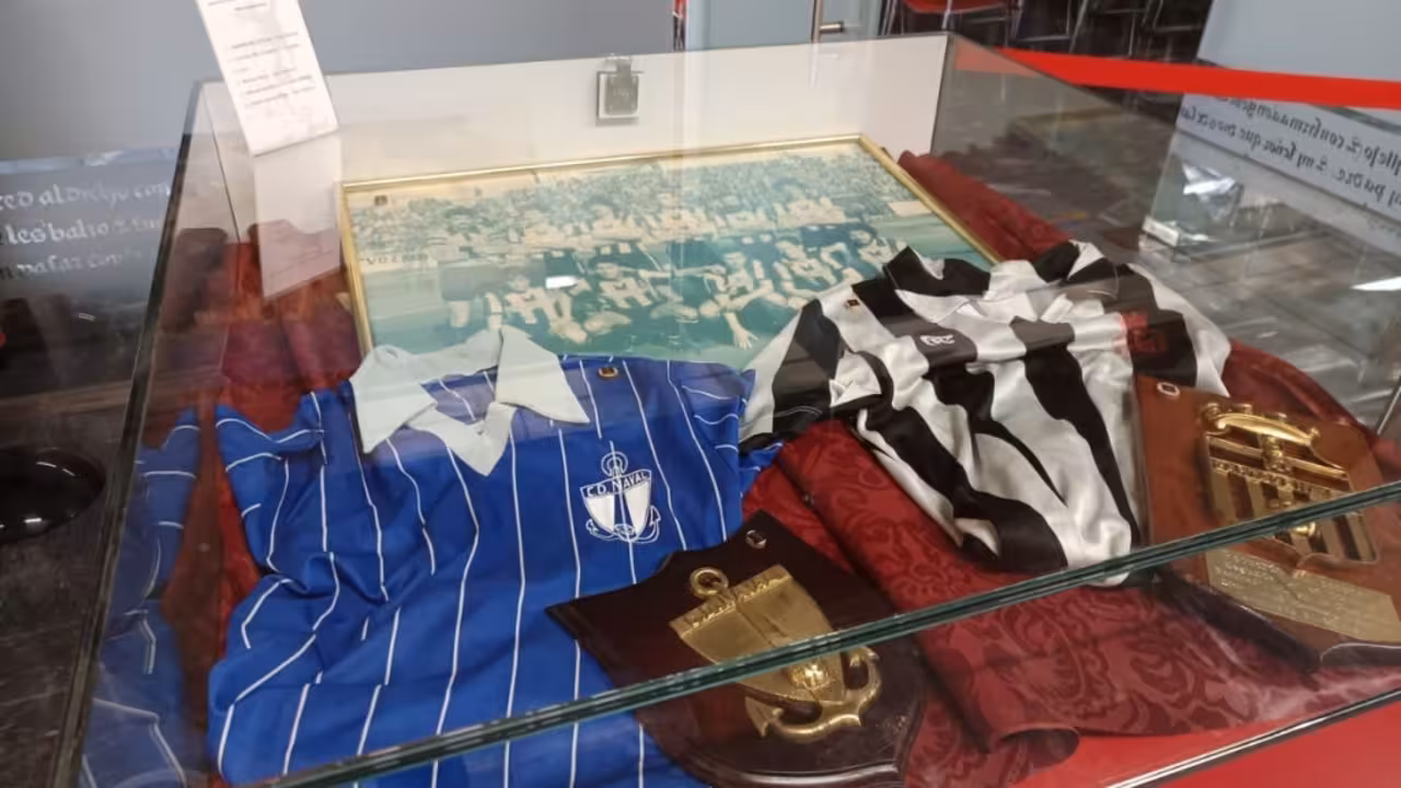 Algunas de las camisetas que están expuestas/Foto: Cartagena.es