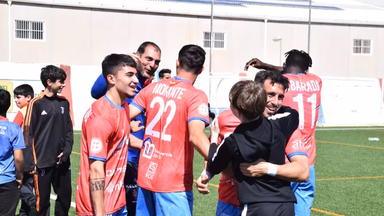 Los jugadores de la Minera celebran el triunfo/DEPORTIVA MINERA