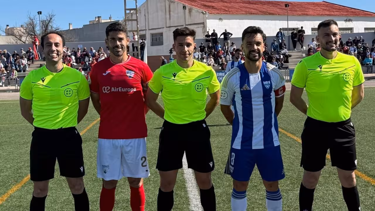 Los capitanes de ambos equipos posan junto al trío arbitral antes del inicio del choqe/LA UNIÓN ATLETICO