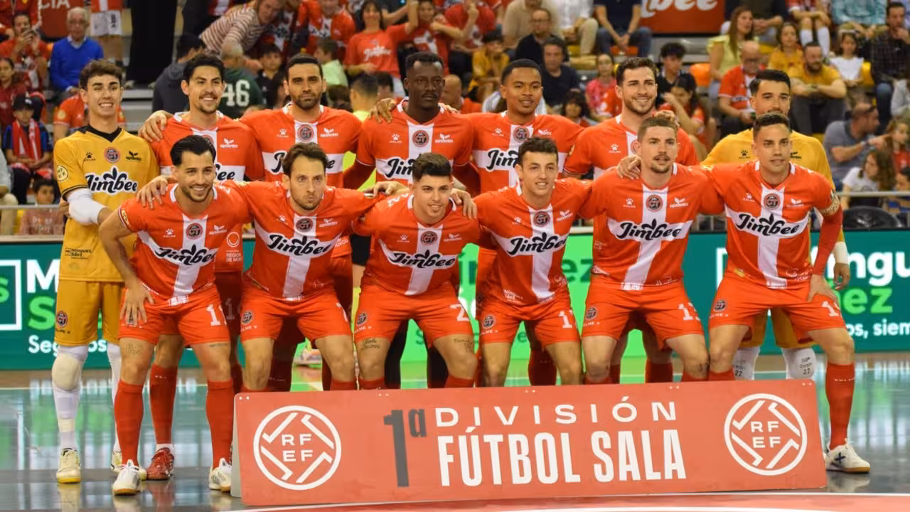 Los jugadores de Jimbee posan antes de empezar el choque/FCB