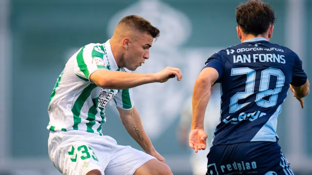 El Murcia tiró de garra para llevarse los tres puntos/REAL BETIS CANTERA