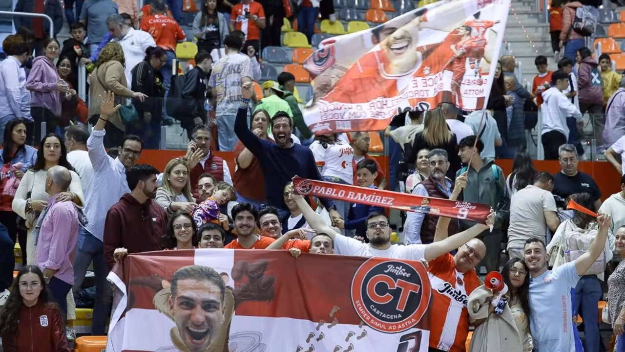 La afición de Jimbee Cartagena vibró con su equipo en el derbi/JCT