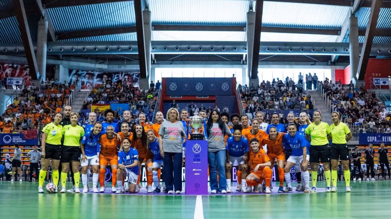 Las jugadoras de ambos equipos posan en los instantes previos al comienzo del encuentro/FUTSAL RFEF