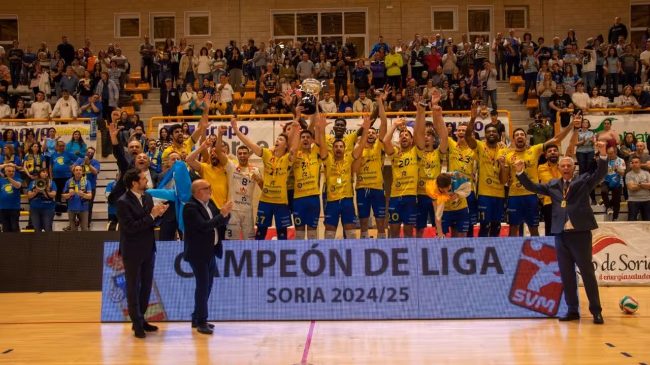 El capitán Jorge Almansa levanta el título de liga/CVPC