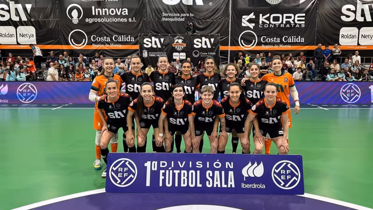 Las jugadores de STV Roldán posan para los compañeros de la prensa gráfica antes de comenzar el encuentro/STVR