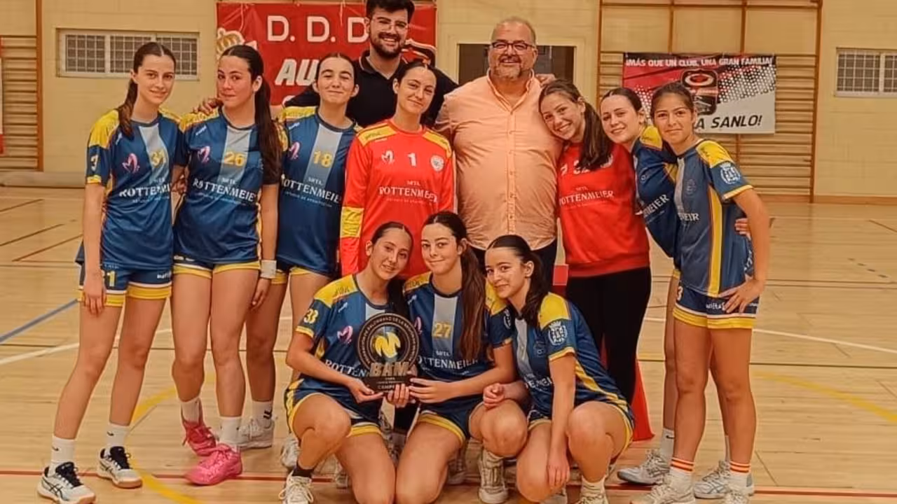 Las jugadores del CBM Maristas Cartagena posan con su título/Foto: FBMRMU