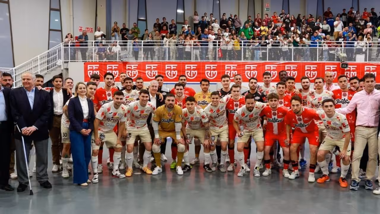 Foto de familia de ambos conjuntos sobre el parquet del pabellón Ana Carrasco/FFRM