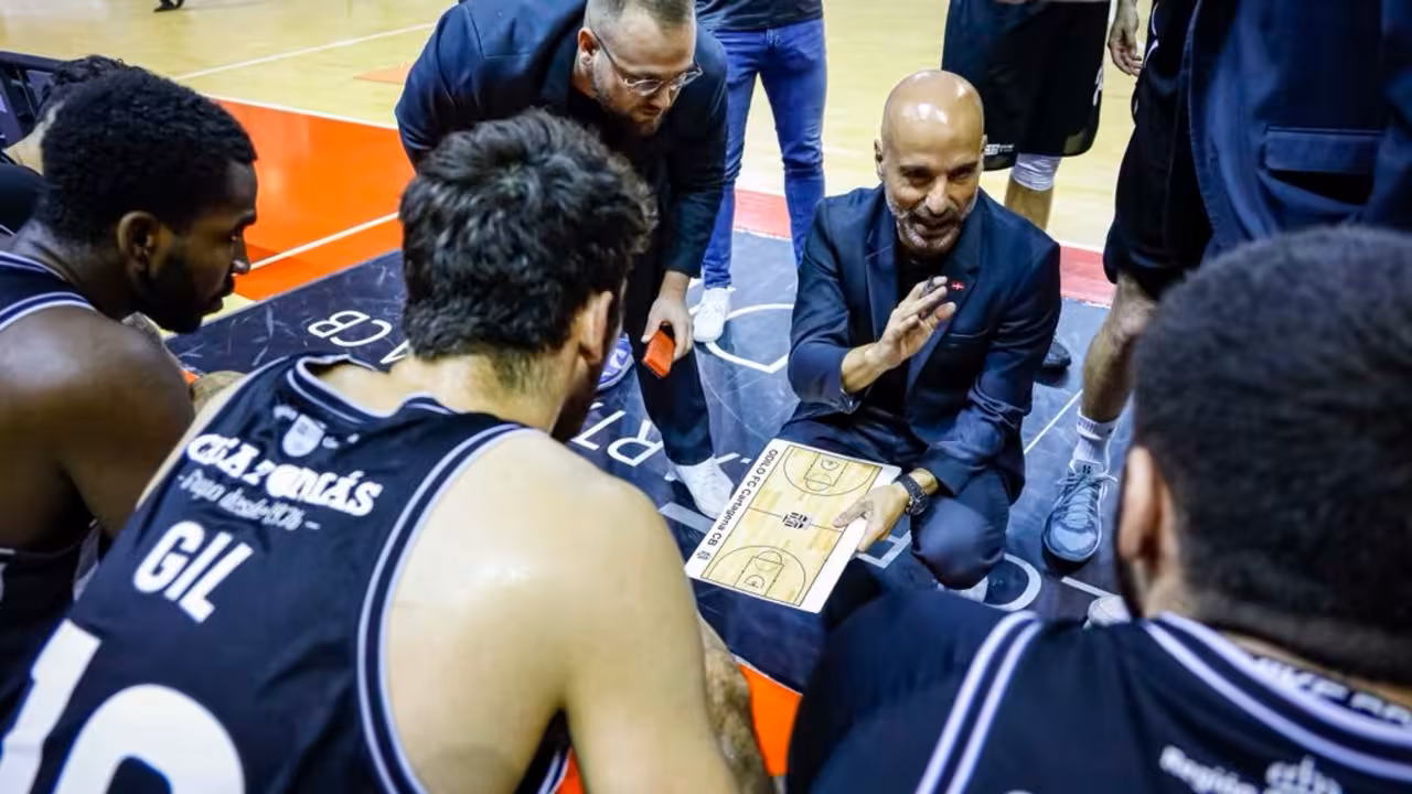 Jordi Juste da instrucciones a sus pupilos en el último cuarto/OCB