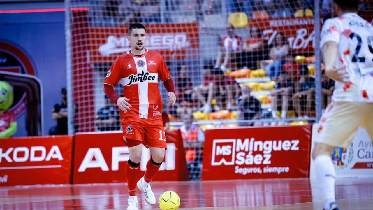 Waltinho controla un balón en el primer partido de la eliminatoria/JCT