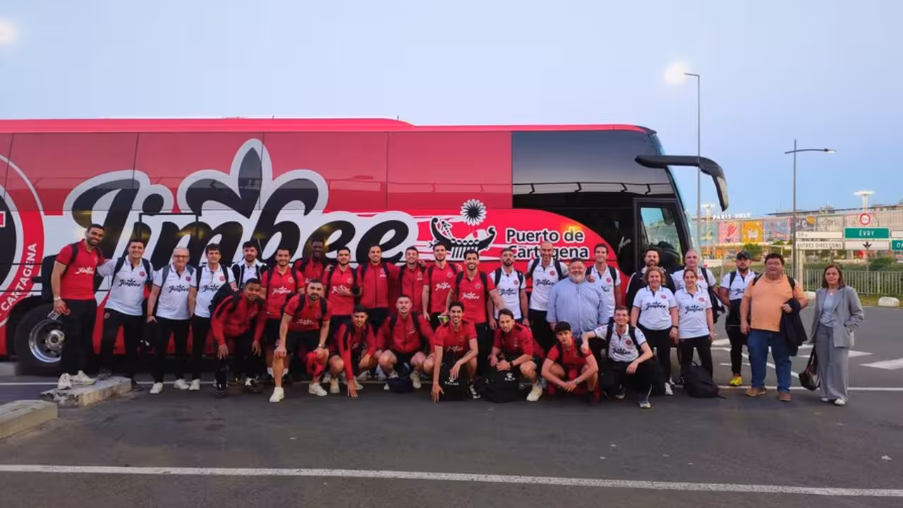 El autobús de Jimbee Cartagena en un desplazamiento reciente del equipo melonero/JCT