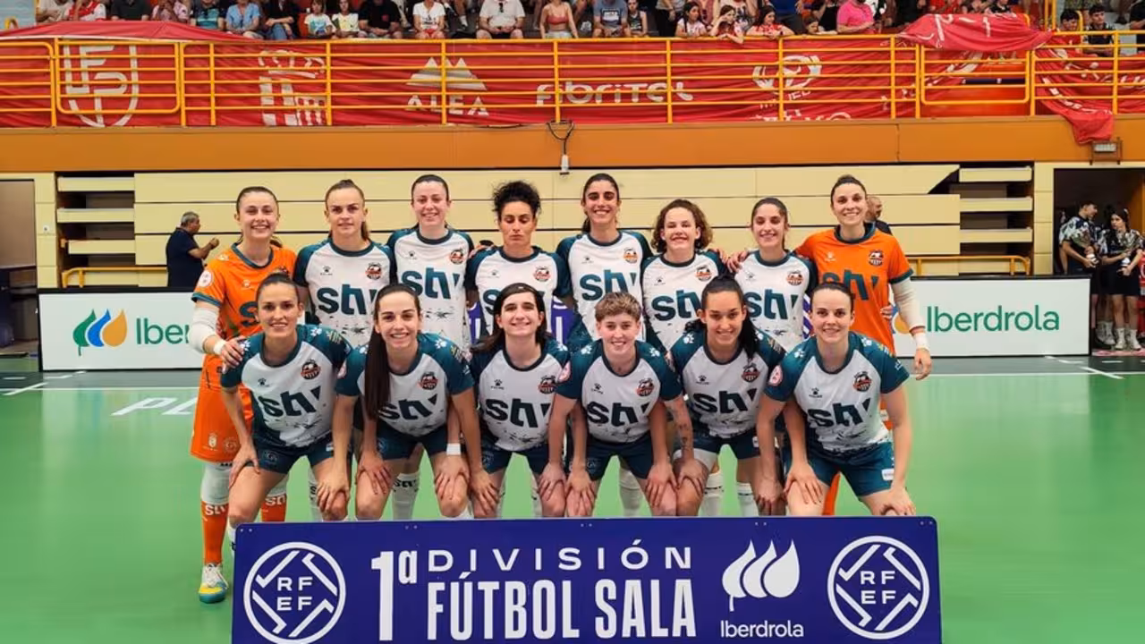 Las jugadores del STV Roldán posan antes del encuentro/STVR