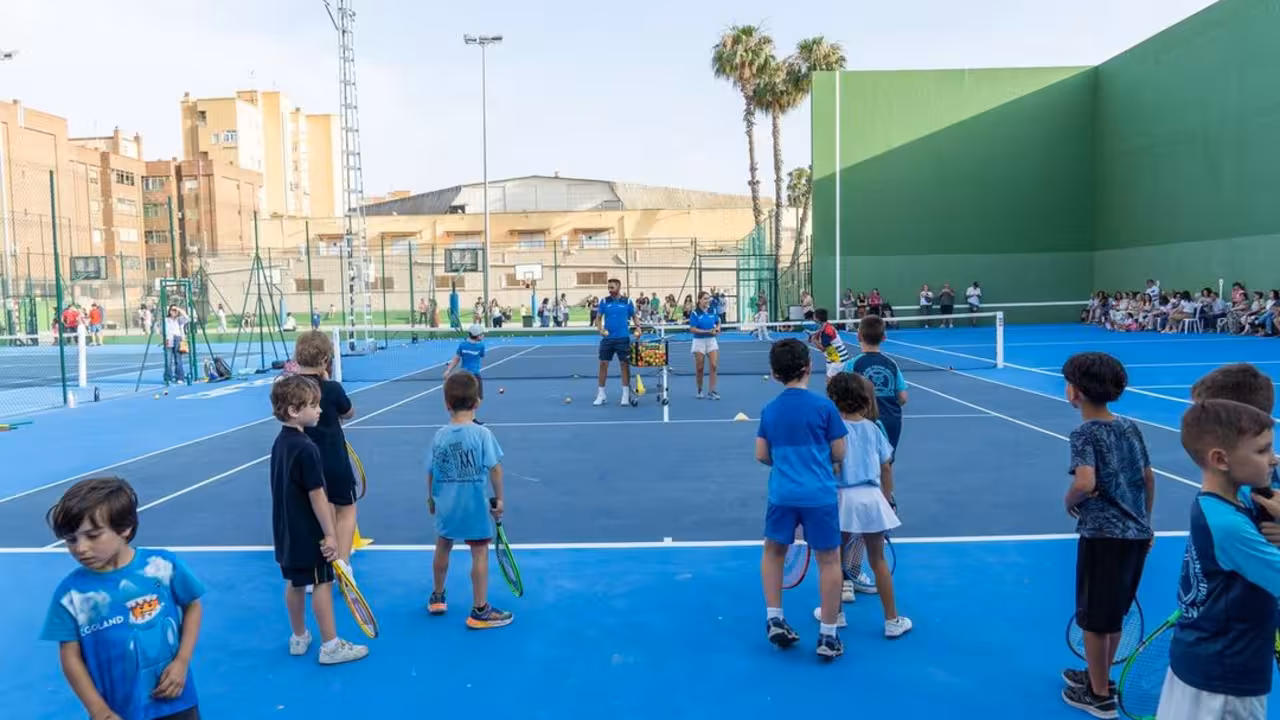 Visita a las nuevas pistas de tenis del Pabellón Central y clausura del curso de la Escuela municipal de tenis/CARTAGENA.ES