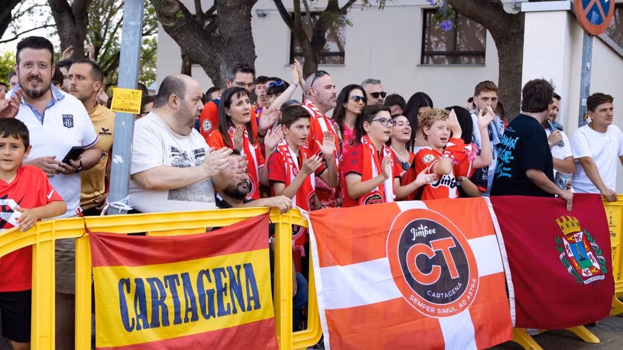 Recibimiento de los aficionados al equipo melonero en su llegada a Murcia antes del segundo choque/JCT