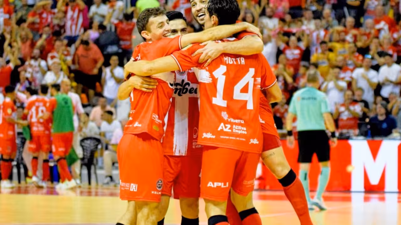 Los jugadores de Jimbee celebran uno de los tantos de la histórica noche/JCT