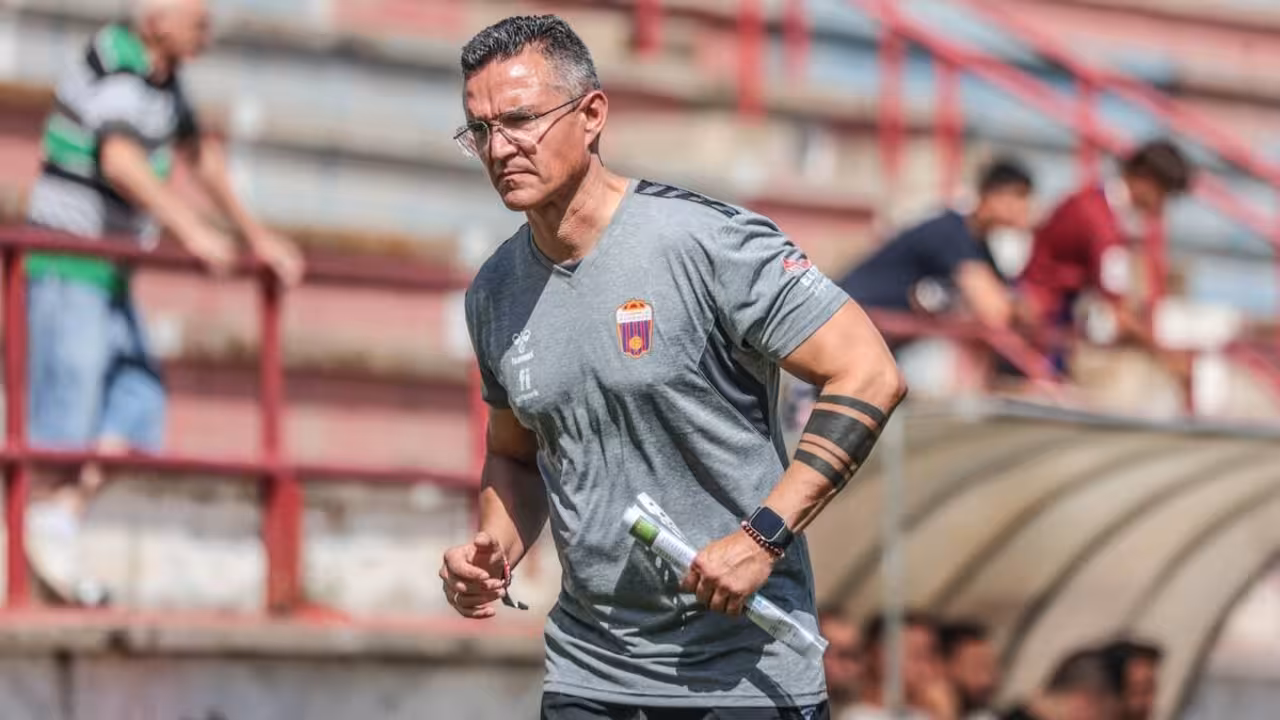 Dani Ponz dirigiendo al Eldense en un partido de la temporada pasada/CDE