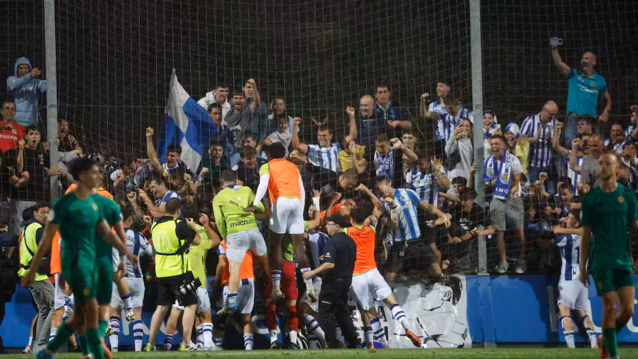 Los jugadores de la Real celebran con la afición el 1-2 que dio el ascenso al filial vasco/RS