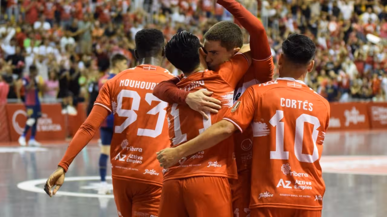 Los jugadores del equipo melonero celebran uno de los tantos que le dio la victoria ante el Barça en casa/JCT