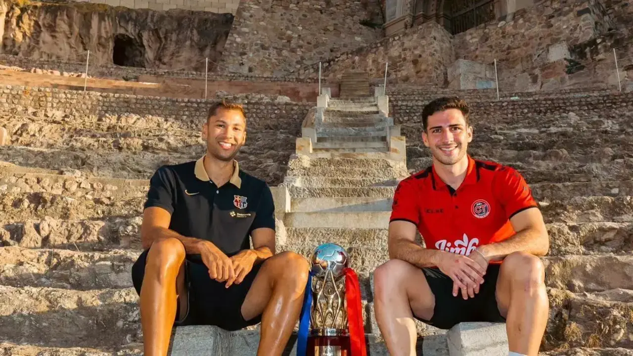 Pito (FCB) a la izda junto a Pablo Ramírez (JCT) a la derecha con el trofeo de liga en medio de ambos/RFEF