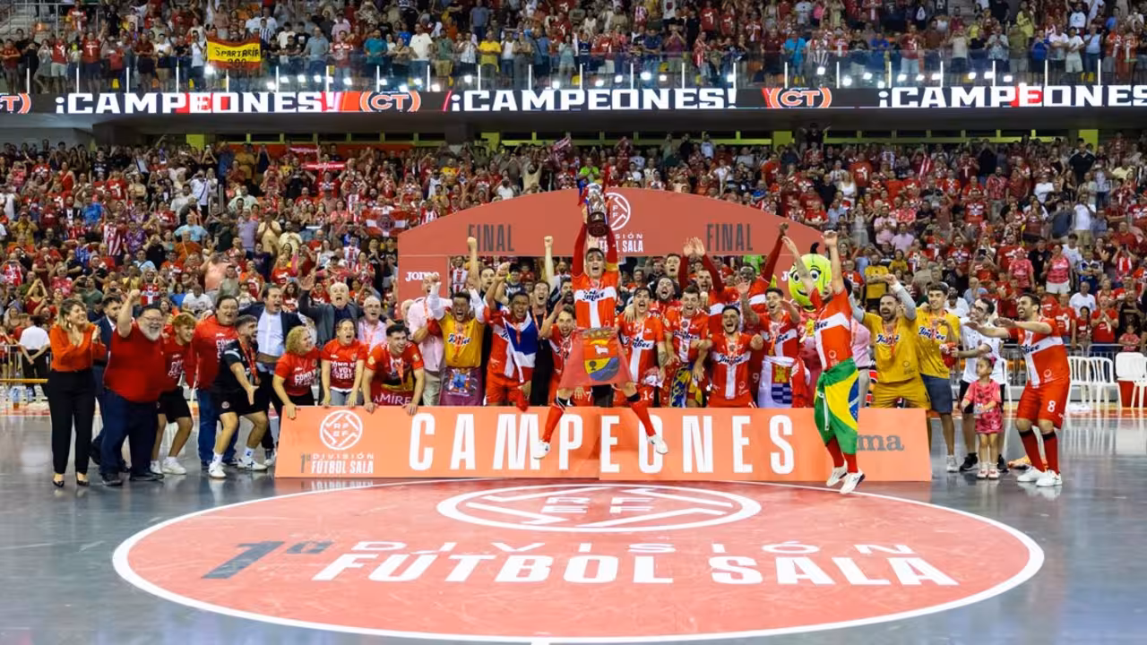 Los jugadores del Jimbee alzan la Copa que les acredita por segundo año consecutivo como campeones de Liga de Primera División / FOTO JCFS