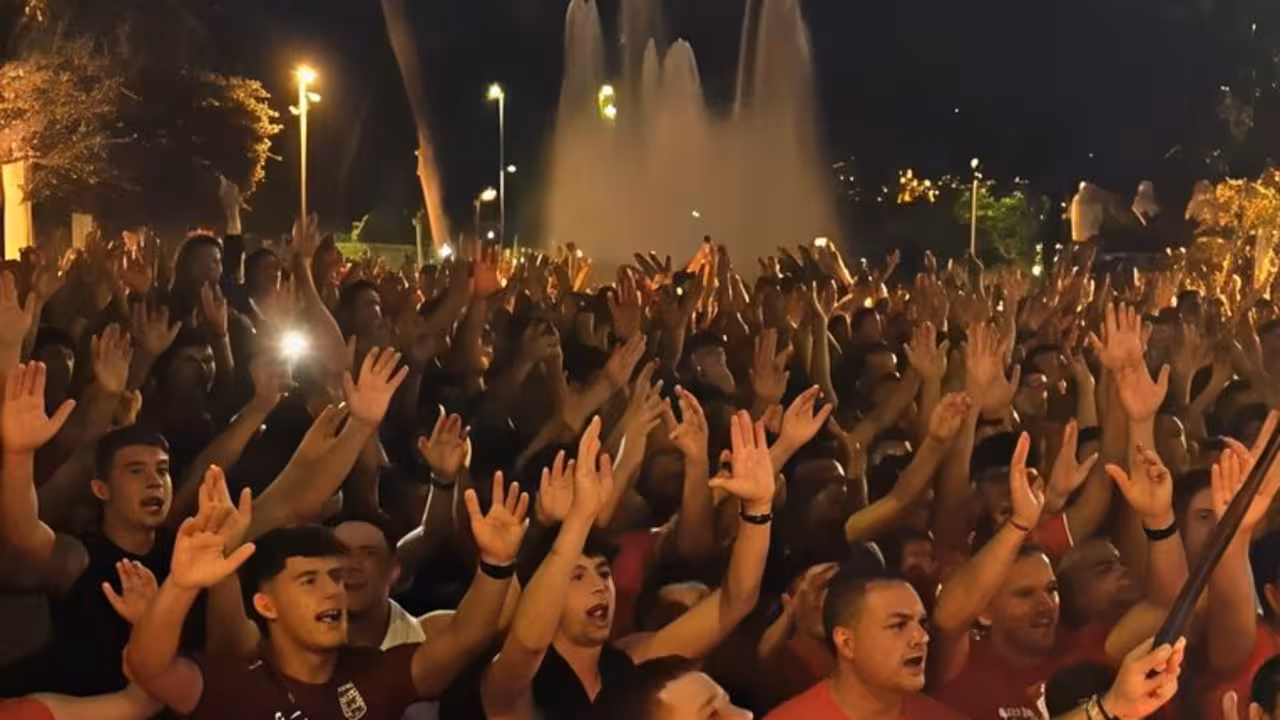 Aficionados del Jimbee festejan en la Plaza de España el título melonero ante el Barça/JCT