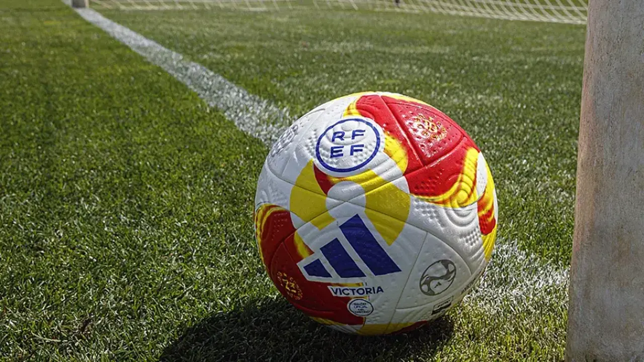 Este balón será el protagonista de la nueva andadura del equipo albinegro en Primera RFEF/Foto: RFEF