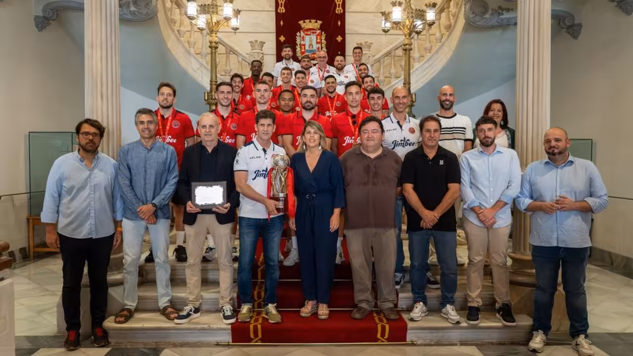 La familia de Jimbee Cartagena en el Palacio Consistorial en el homenaje de este viernes en el Ayto/CARTAGENA.ES