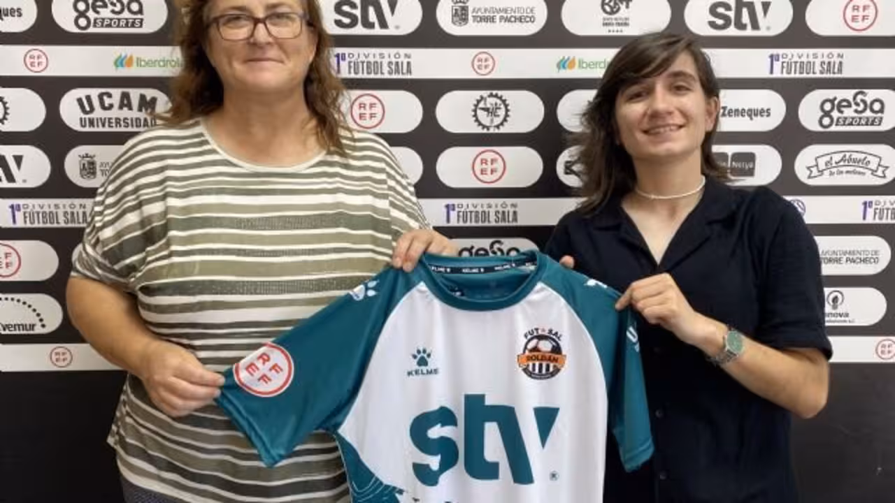 Marta Teixieira a la dcha de la imagen el día de su presentación en el equipo pachequero/STV Roldán