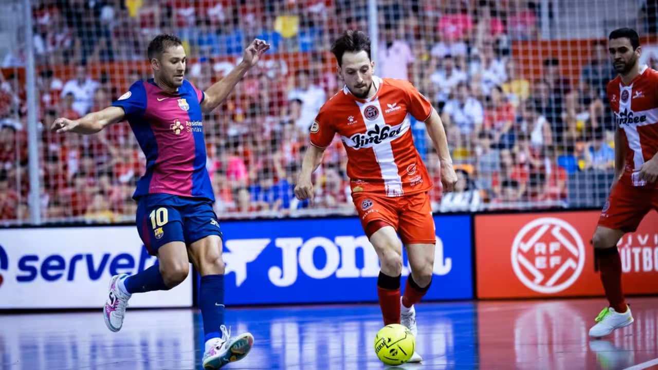Linhares controla un esférico en un duelo de la final ante el FCB/ORBITACEM-JCT