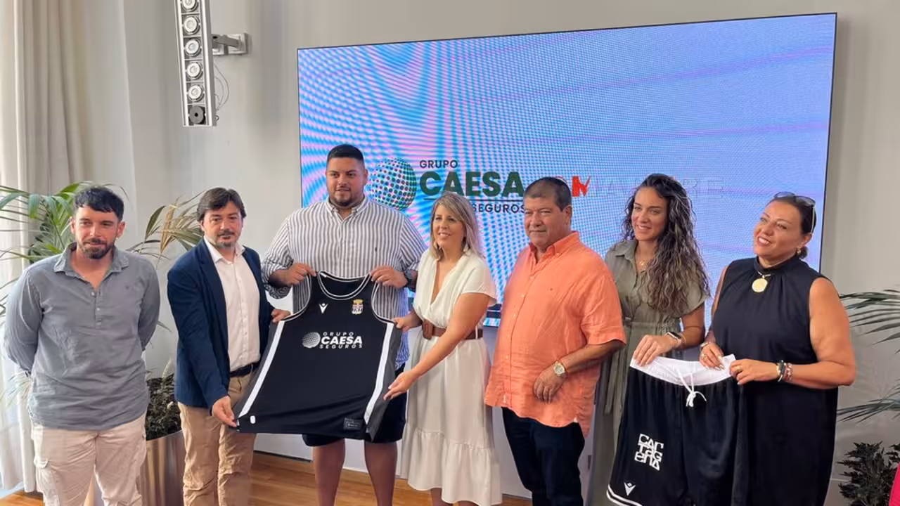 Integrantes del Ayto de Cartagena con Noelia Arroyo el concejal de Deportes al frente, junto a representantes de la empresa aseguradora este martes en la presentación del patrocinio/CARTAGENA.ES
