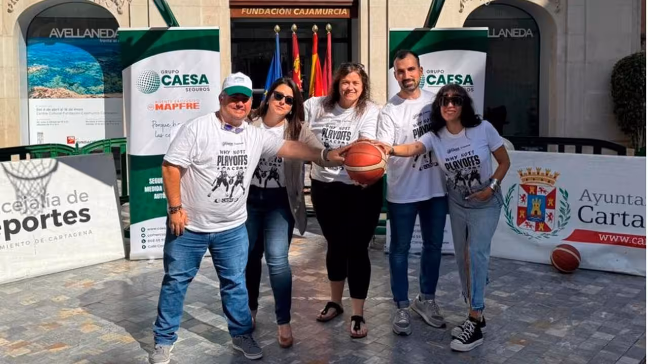 El nuevo patrocinador principal del club cartagenero, Grupo Caesa, durante un acto del equipo en la pasada campaña/CB CARTAGENA