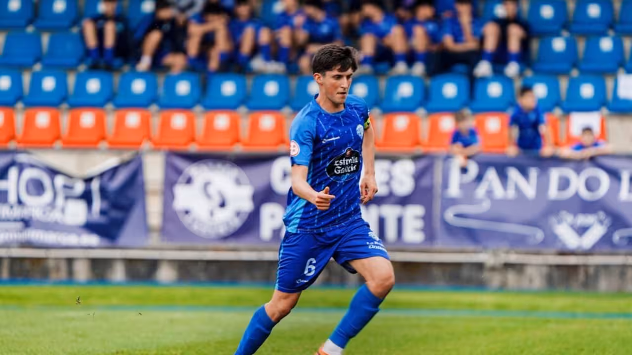 Fidalgo conduce un esférico en un partido del Ourense/Foto: PLAZA