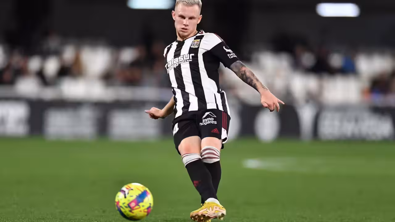 Jansson juega un balón en el Cartagonova durante su etapa albinegra/FCC