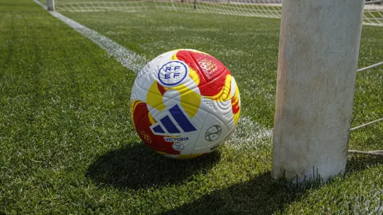 Balón con el que la Deportiva Minera disputará la próxima temporada una nueva andanza en Segunda RFEF/RFEF