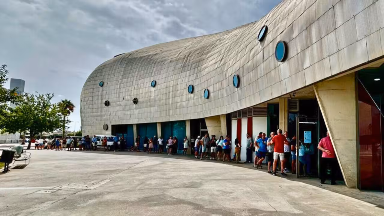Cola de aficionados en el Palacio de los Deportes este lunes 14/JCT