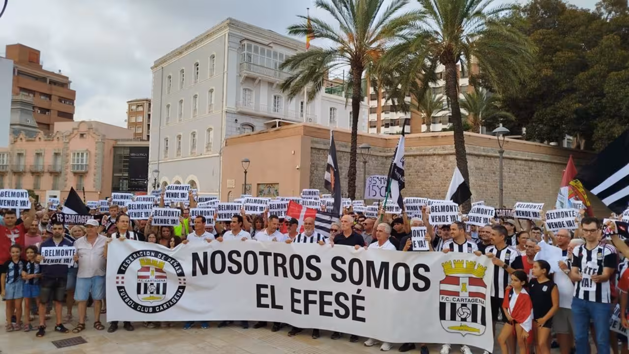 Ex-futbolistas albinegros junto a aficionados claman en una exitosa manifestación por el FCC/FPFCCT