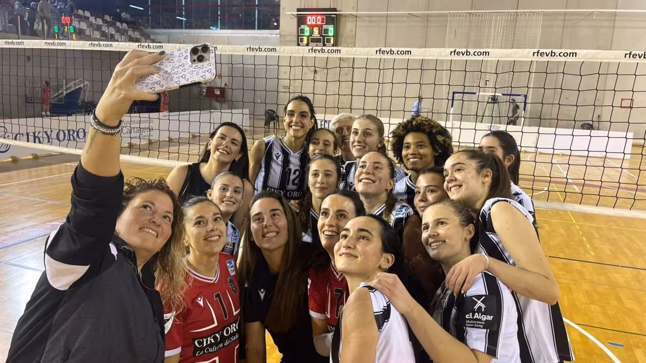 'Selfie' de familia del primer equipo tras acabar un partido de la temporada pasada/ALGAR SURMENOR