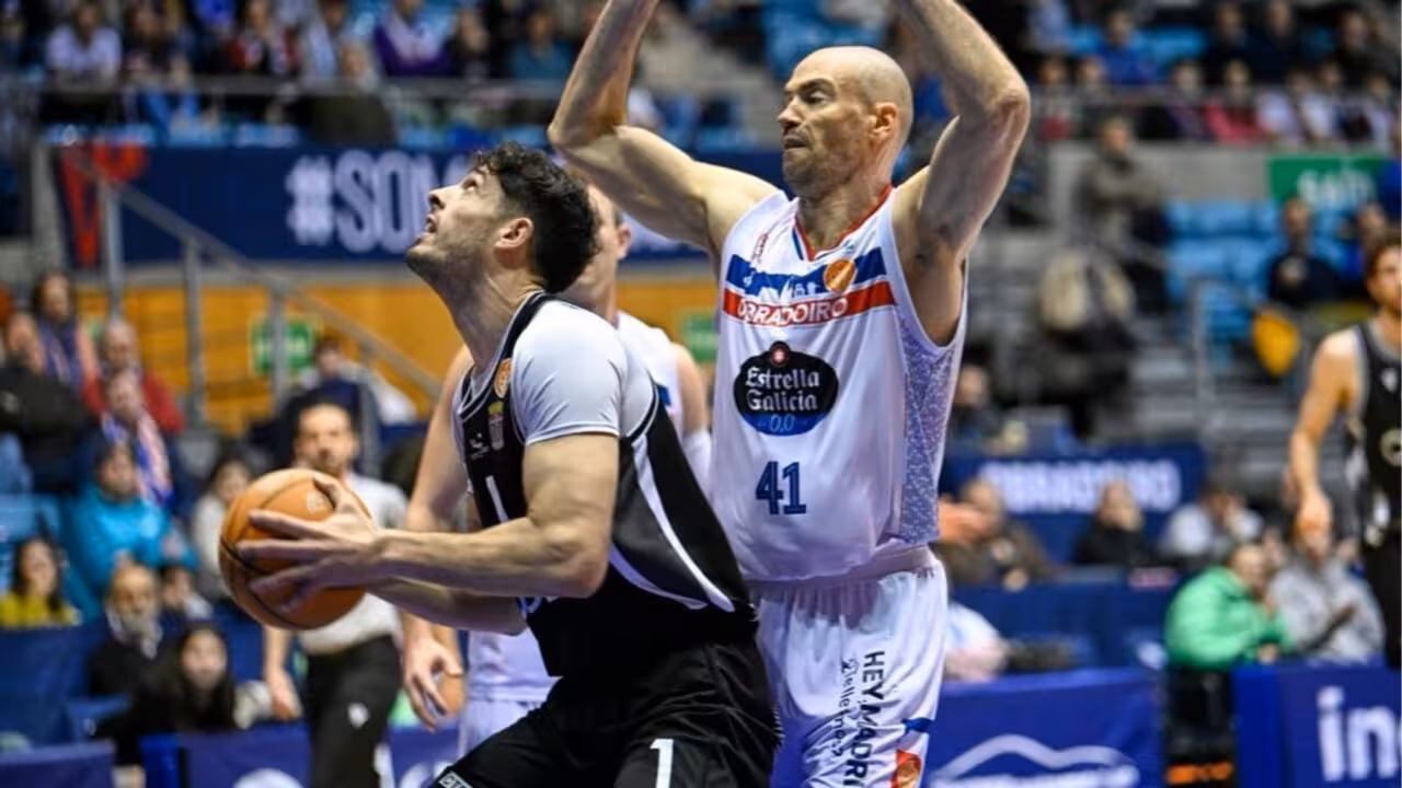 Asier González (izda) en un duelo bajo palos ante Obradoiro/Foto: CB CARTAGENA