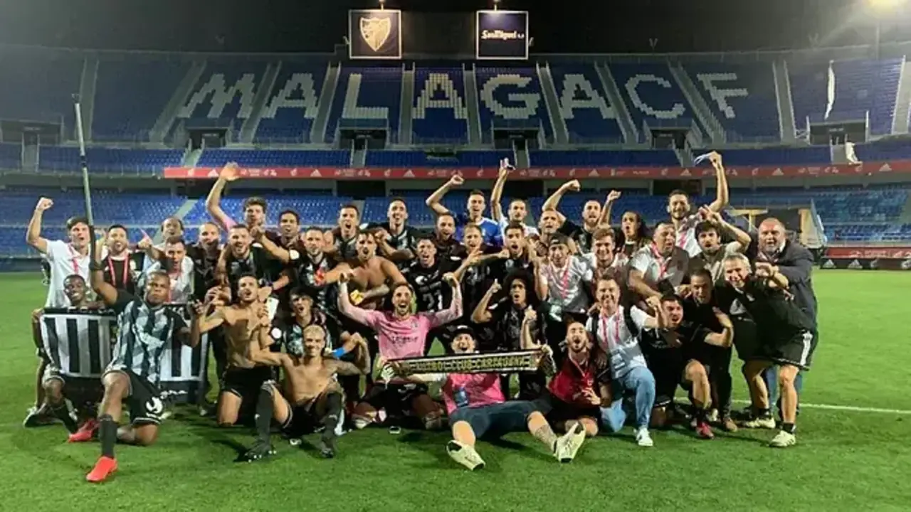 Imagen de familia de aquella histórica noche en La Rosaleda/FOTO: FCC