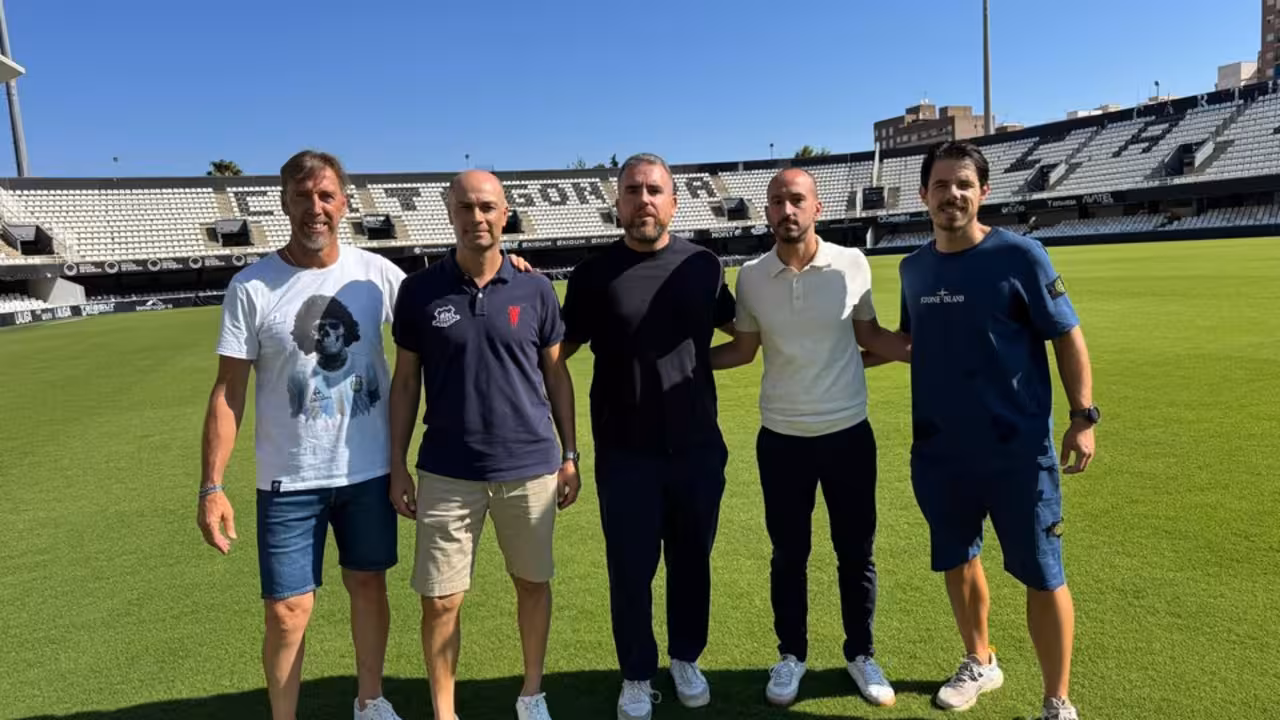 El nuevo cuerpo técnico del FCC pisa por primera vez el césped del municipal Cartagonova/FOTO: FCC